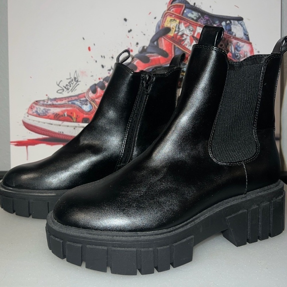 Madden NYC Chelsea Boots Women 7 Black Excellent Platform Lug Sole Zipper Side